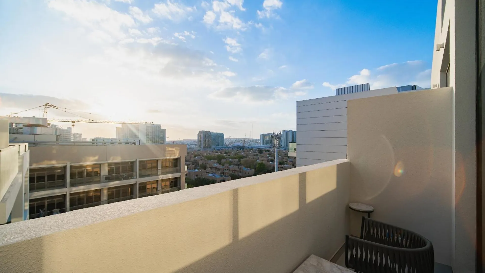 דירה דובאי Sunny Studio, Pool, Villa Views, Near Metro איחוד האמירויות הערביות
