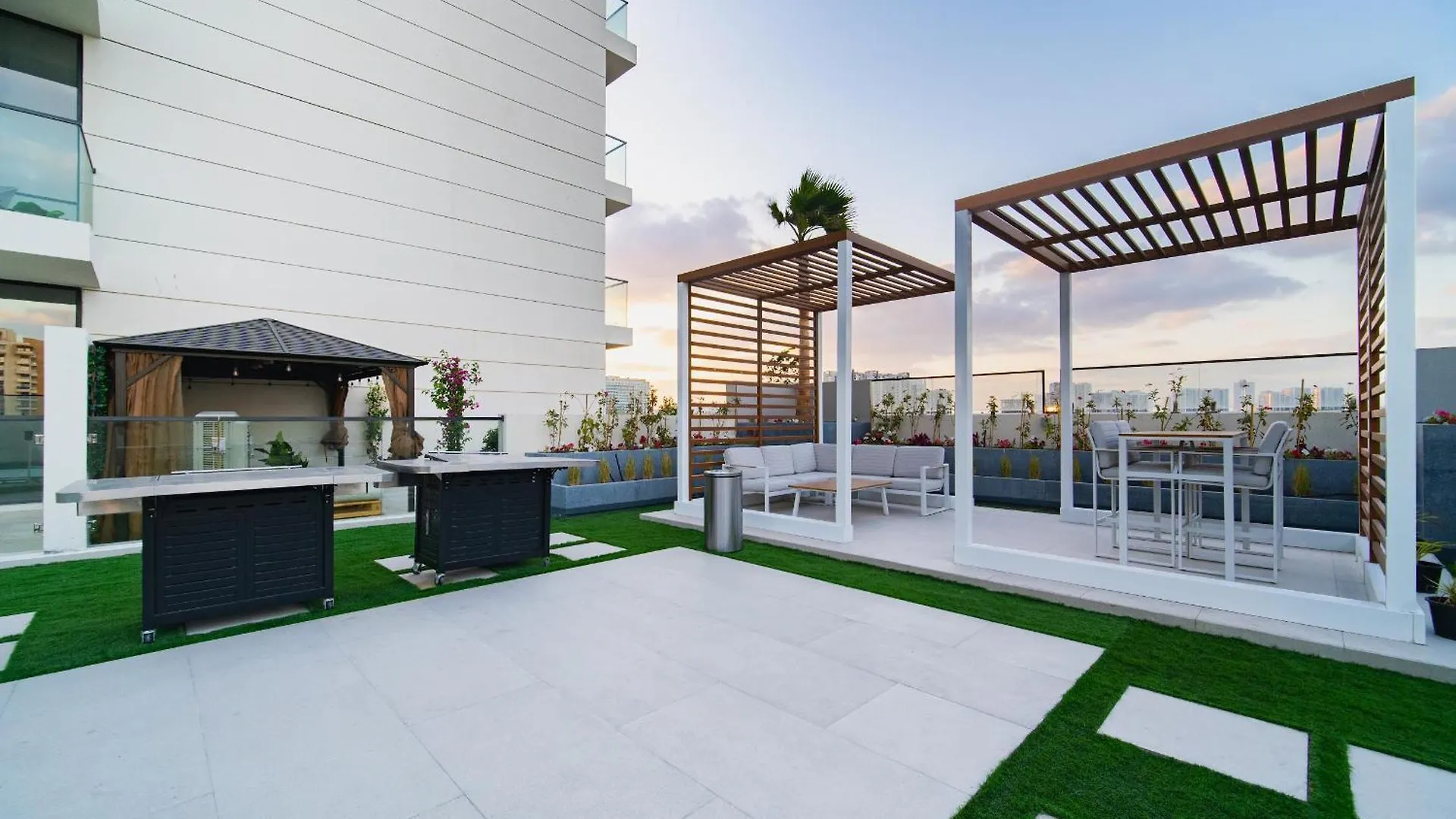 Sunny Studio, Pool, Villa Views, Near Metro Dubai Apartment