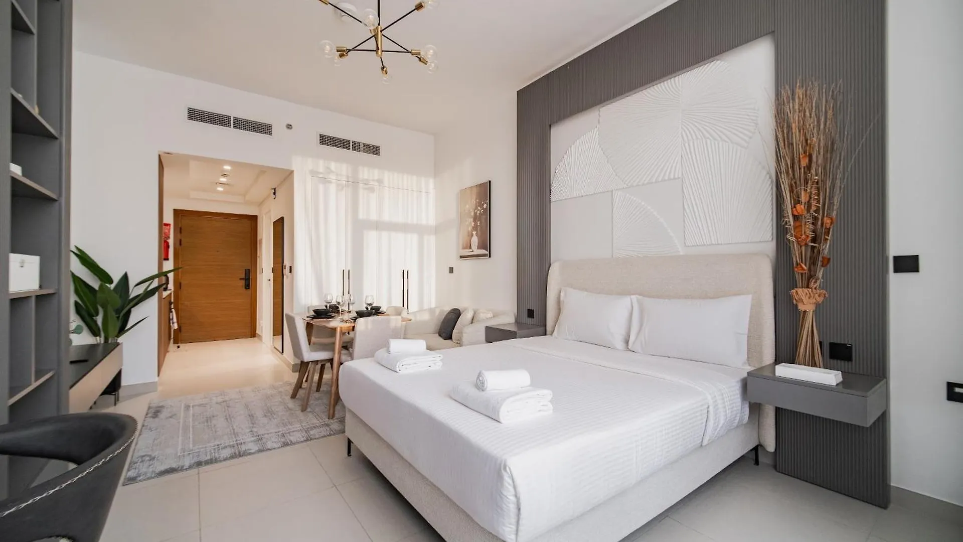 Sunny Studio, Pool, Villa Views, Near Metro Dubai